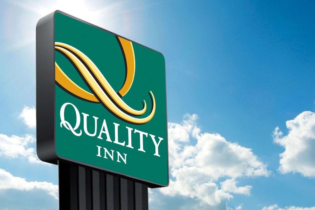 Quality Inn Monteagle TN في مونتيغل: علامة لنزل جيد مع سماء غائمة في الخلفية