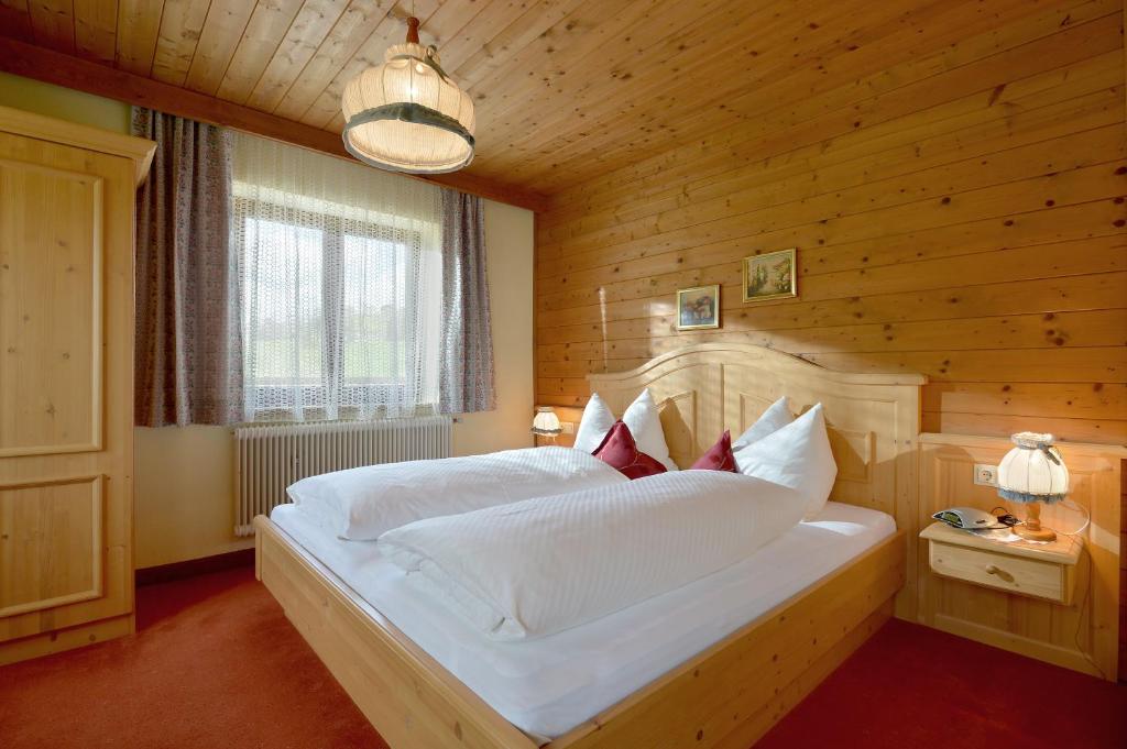 Postel nebo postele na pokoji v ubytování Bauernhof Strasserhof