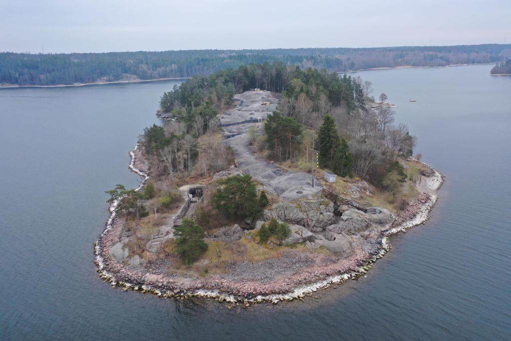 een eiland in het midden van een waterlichaam bij Siaröfortet Skärgårdskrog och Pensionat in Norra Ljustero