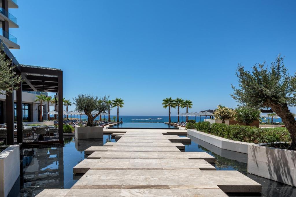 einen Fußweg zum Strand in einem Resort in der Unterkunft Amara - Sea Your Only View™ in Limassol