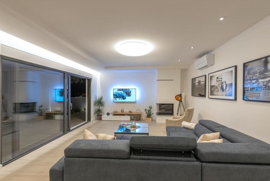 Televízia a/alebo spoločenská miestnosť v ubytovaní Villa Kuk with heated Pool Makarska