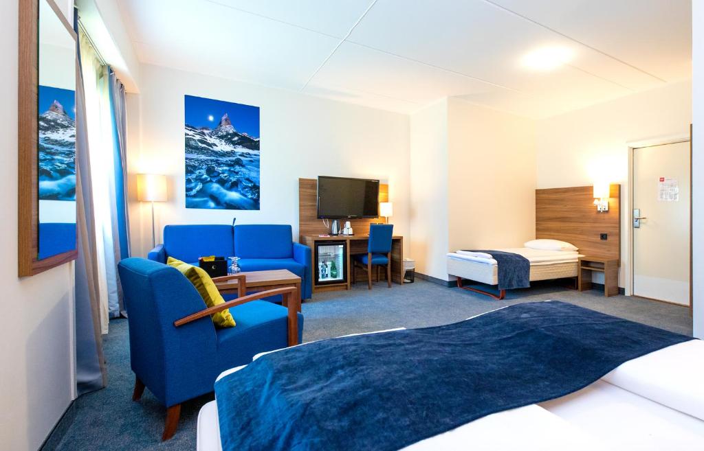 een hotelkamer met een bed en een televisie bij Thon Partner Hotel Narvik in Narvik