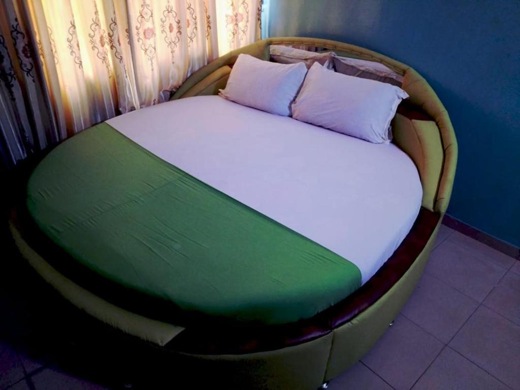 a bed in a round bed frame in a room at Elizz guest house in Accra