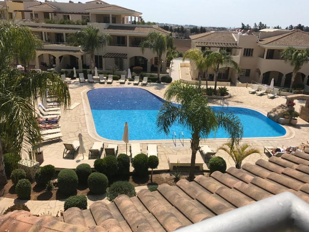 - Vistas a la piscina del complejo en Aphrodite Sands Resort - The Penthouse en Mandria