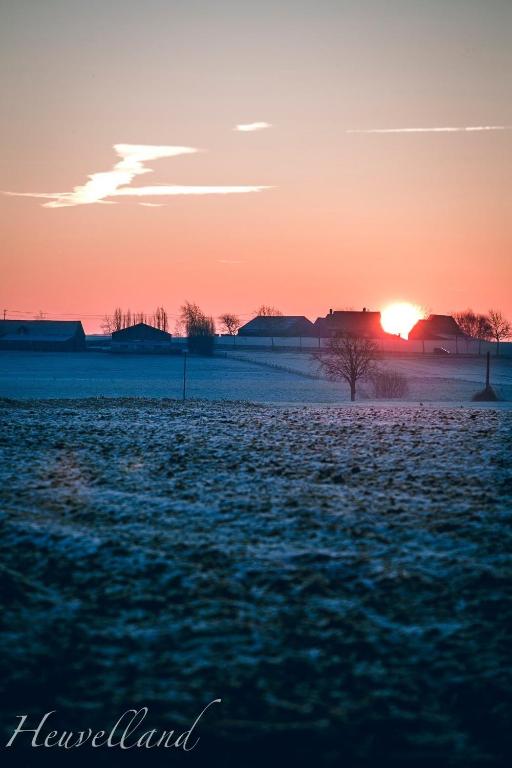 Východ nebo západ slunce při pohledu z bed and breakfast nebo okolí