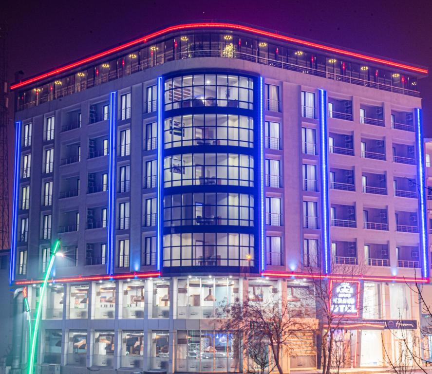 un edificio con luces rojas y azules. en Mus Grand Hotel, en Muş