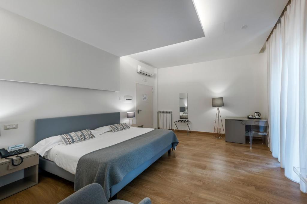 um quarto com uma cama grande e uma escrivaninha em Villa Albina em Nápoles