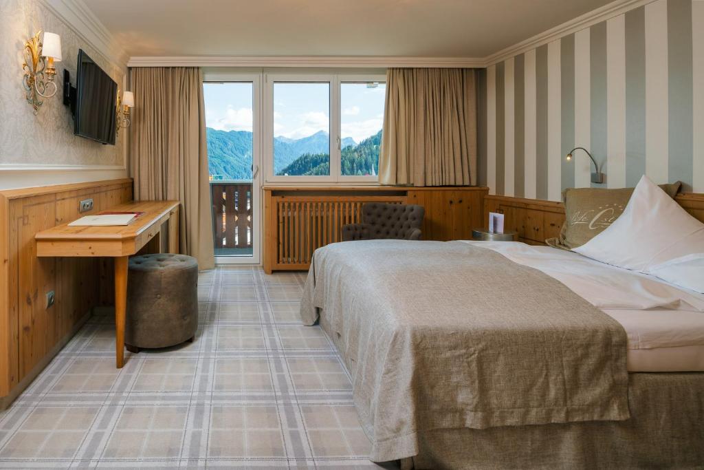Postel nebo postele na pokoji v ubytování Wellnesshotel Cervosa