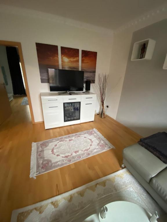 sala de estar con sofá y TV en Wohnen auf Zeit in Essen en Essen