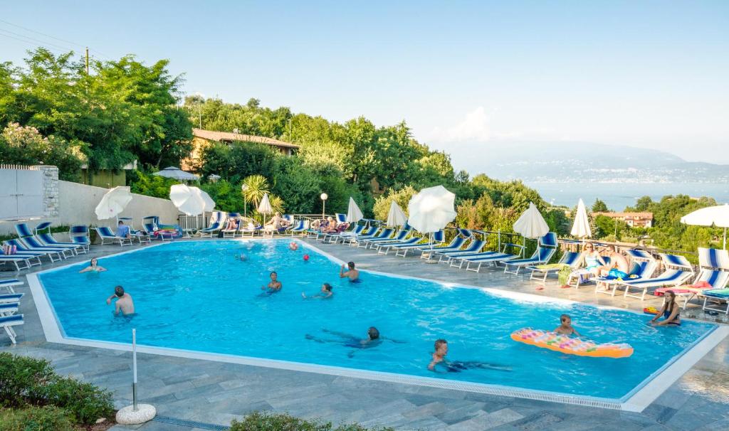 Bazén v ubytování Hotel Belvedere nebo v jeho okolí
