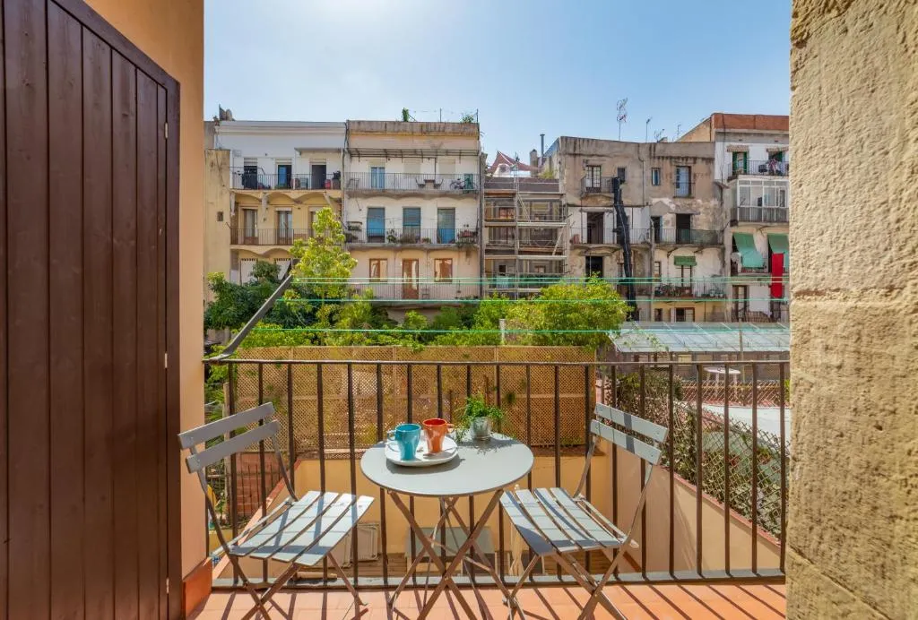 Modern Apartment in Downtown with Lovely Balcony, Barcelona, Spania