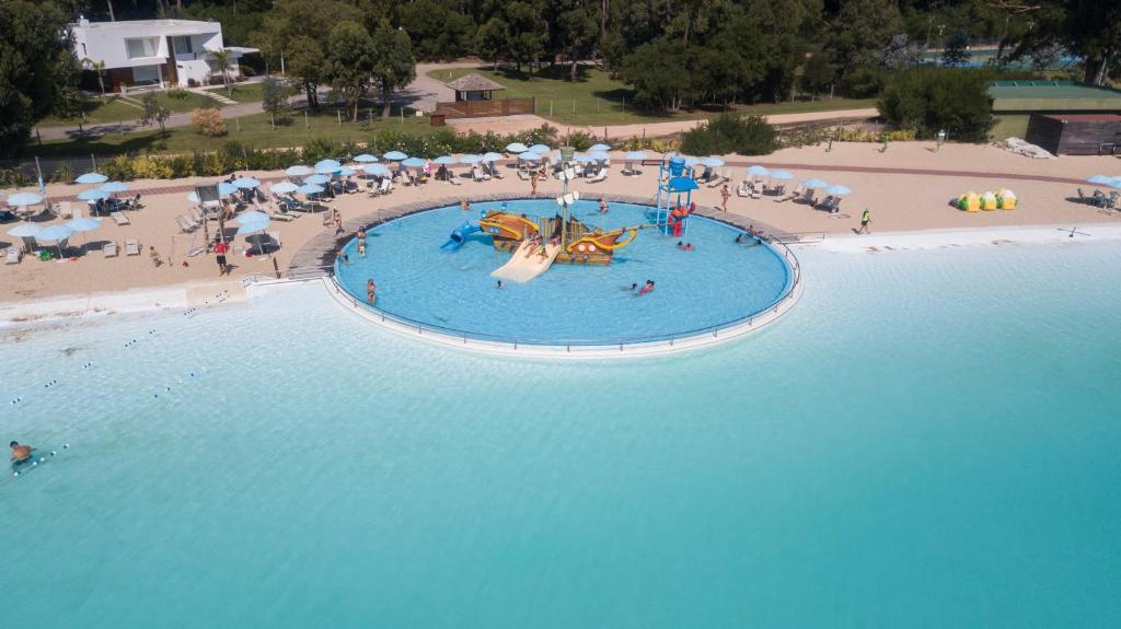 an overhead view of a swimming pool at a resort at Solanas Green Park Spa & Resort in Punta del Este