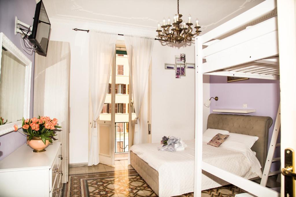 ローマにあるSweet Sleep Vaticanのベッドルーム1室(二段ベッド1組、シャンデリア付)