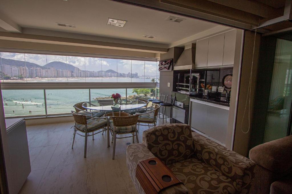  Apartamento Les Vagues - Alto estilo de frente para o mar no Guarujá