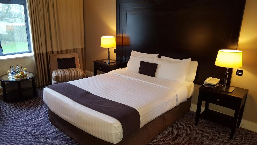 Una cama o camas en una habitación de Shamrock Lodge Hotel