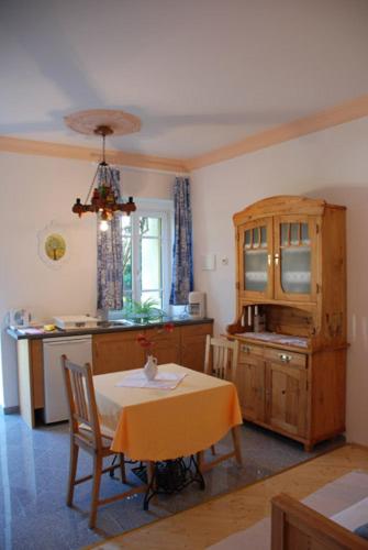 Kuchyň nebo kuchyňský kout v ubytování Villa Kreuthhof Appartements