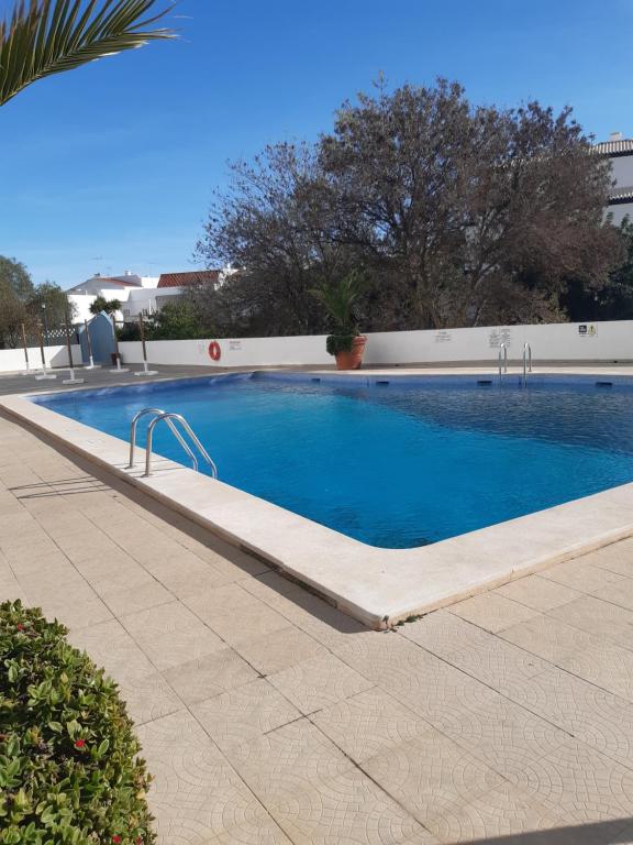 una gran piscina de agua azul en Sunholidays Apartment by Umbral en Albufeira
