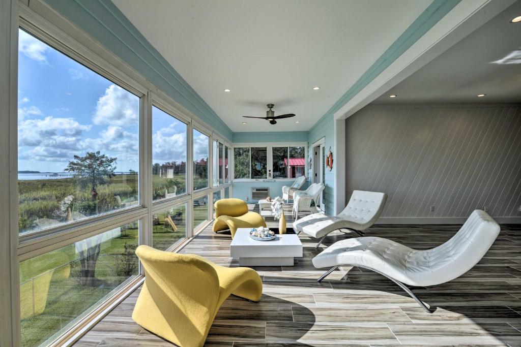 un soggiorno arredato con ampie finestre di Luxurious Waterfront Home with Private Pier and Views! a Georgetown