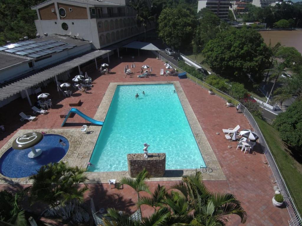 an overhead view of a swimming pool at a hotel at Flat Hotel Cavalinho Branco in Águas de Lindóia