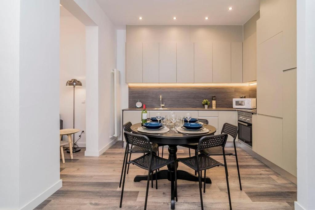 INCREDIBLE Apartment just steps from Gran Via by Batuecas