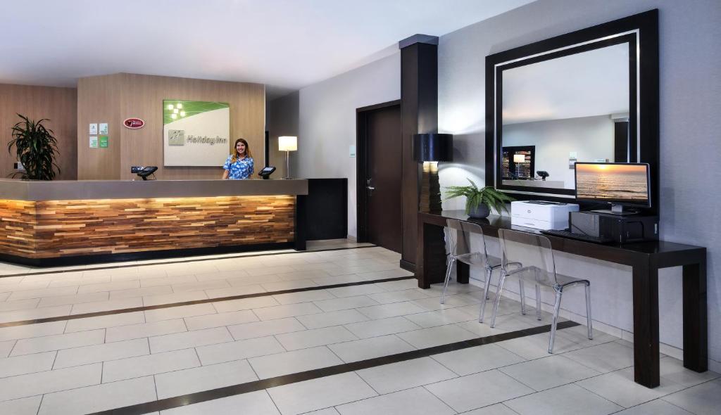 Holiday Inn Hotel & Suites Anaheim by IHG photo