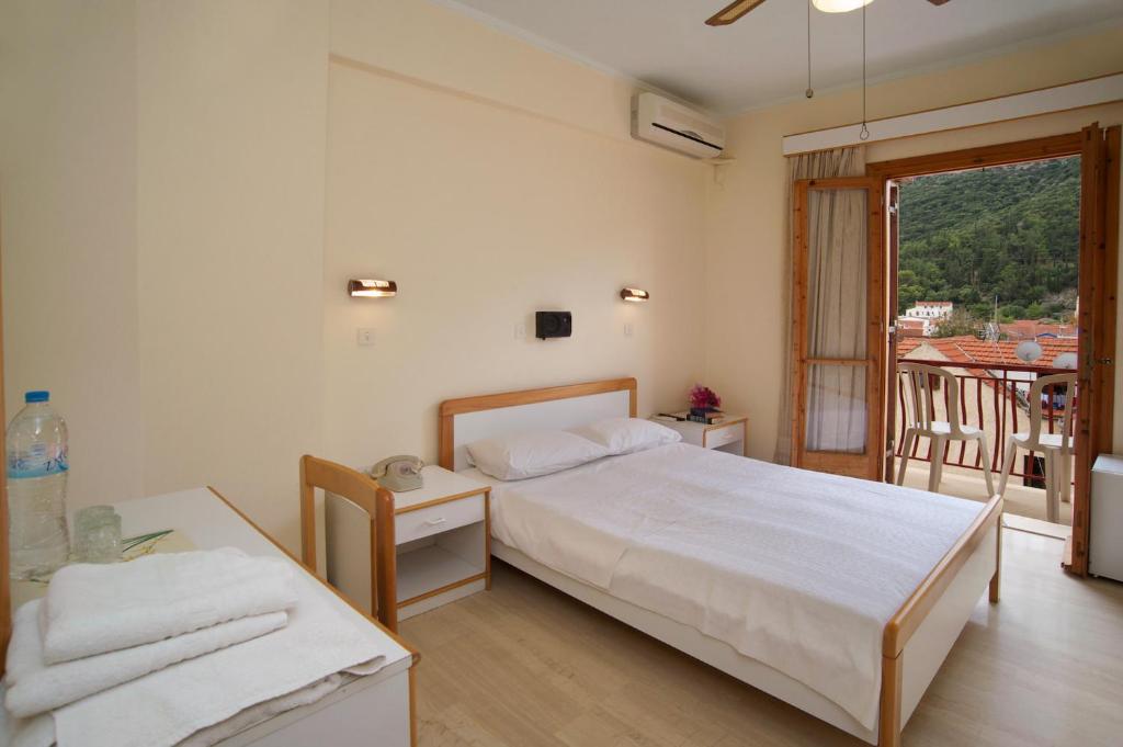 Postel nebo postele na pokoji v ubytování Moustakis Hotel