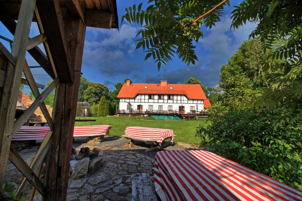 ein großes weißes Haus mit rotem Dach in der Unterkunft Agroturystyka DoWoli in Świeradów-Zdrój