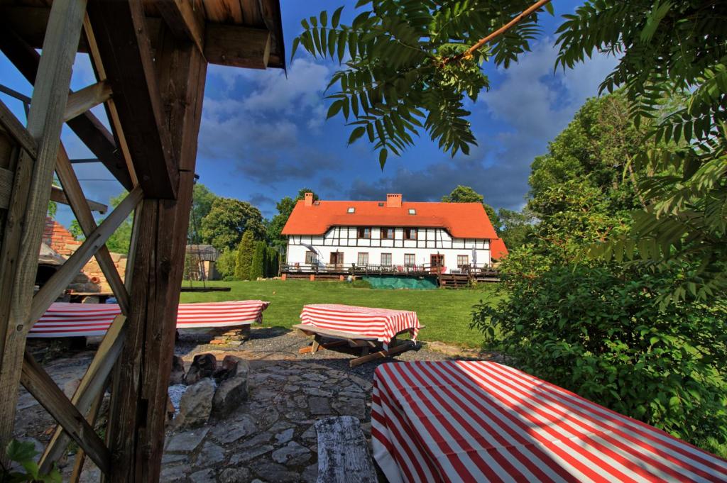 una gran casa blanca con techo rojo en Agroturystyka DoWoli, en Świeradów-Zdrój