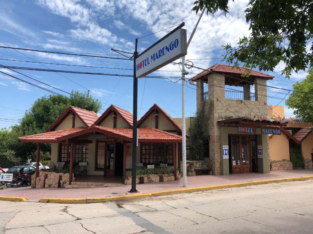 un letrero de la calle frente a un edificio en Hotel Marengo en Mina Clavero