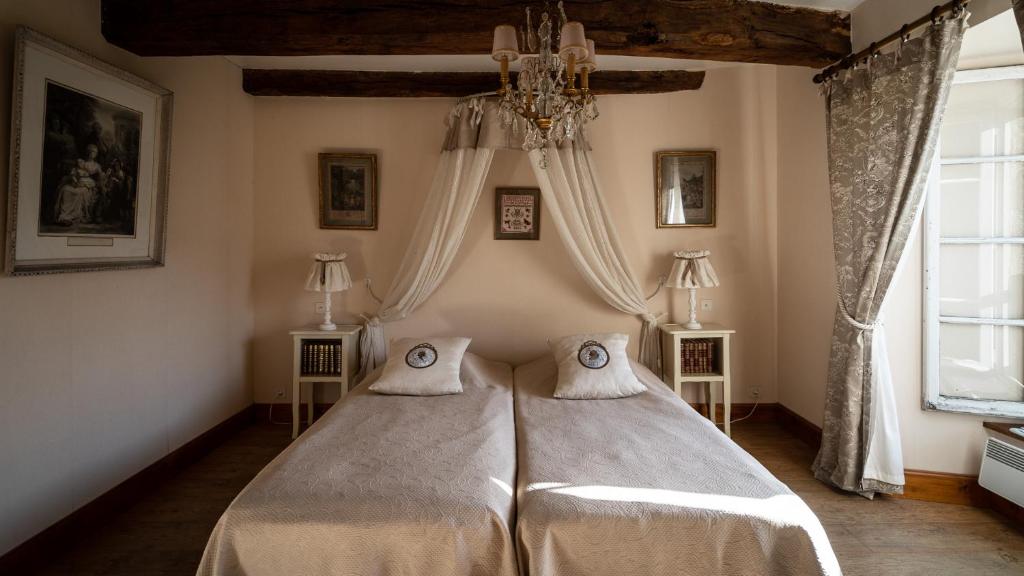 Postel nebo postele na pokoji v ubytování Manoir du Plessix Méen
