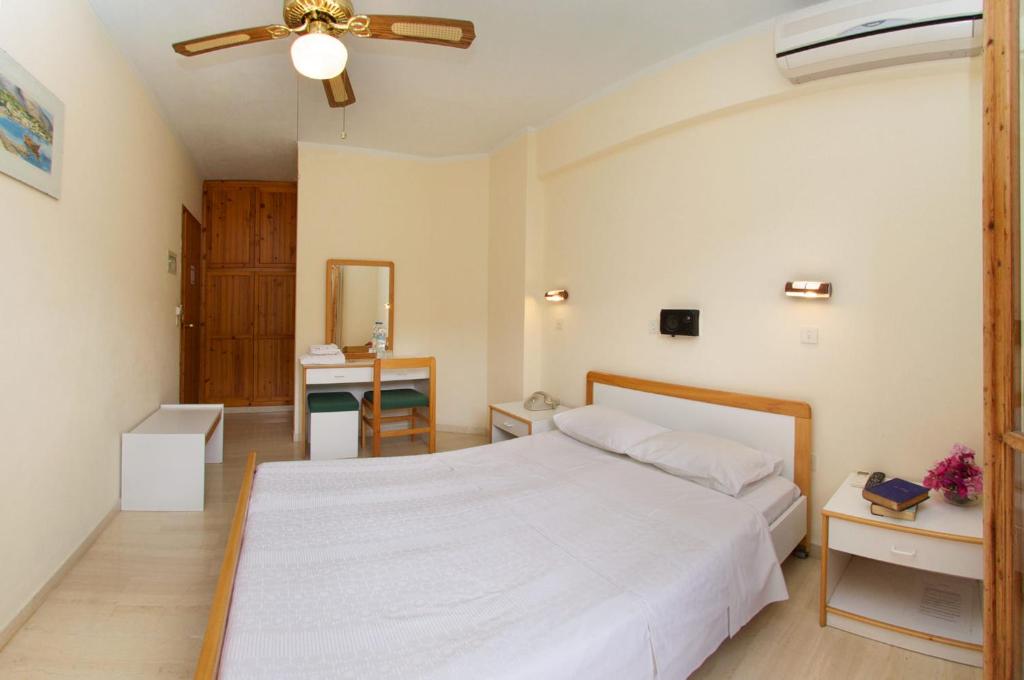 Postel nebo postele na pokoji v ubytování Moustakis Hotel