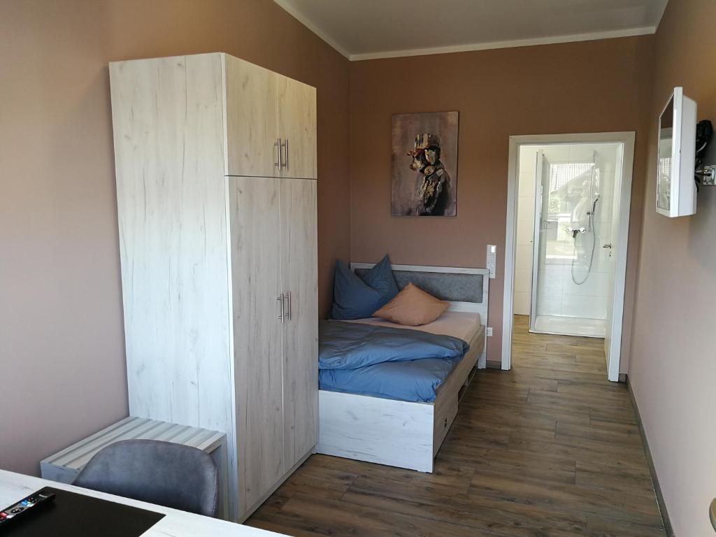a small bedroom with a bed and a cabinet at Bierhäusel in Kircheib