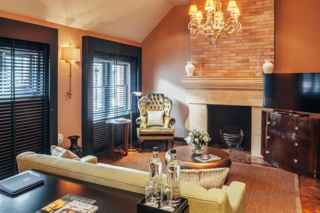 
Cadogan Suite at 11 Cadogan Gardens
