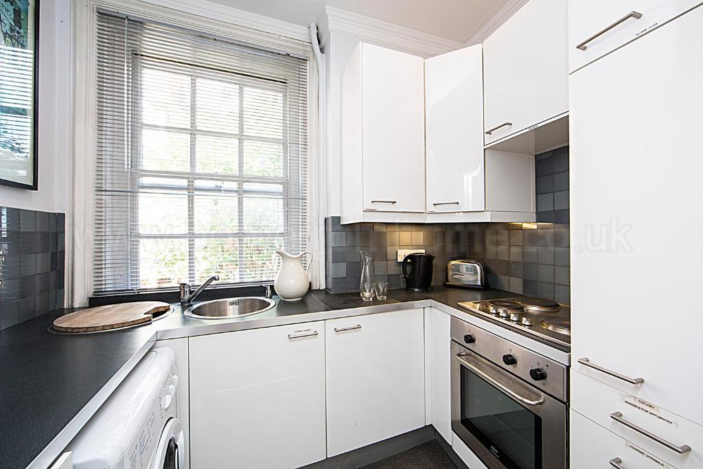 Chelsea Beautiful 1 bed apartment in mansion block with river view Cheyne Walk