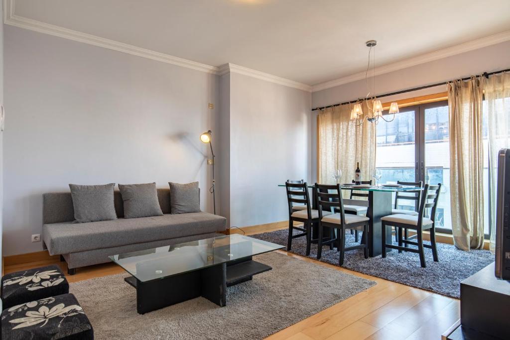 uma sala de estar com um sofá e uma mesa em LovelyStay - Modern apartment in Anjos em Lisboa