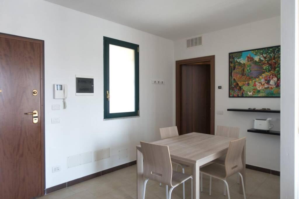 Zdjęcie z galerii obiektu Apartment Victoria, cozy studio flat near Leonardo Academy w mieście Sesto Calende