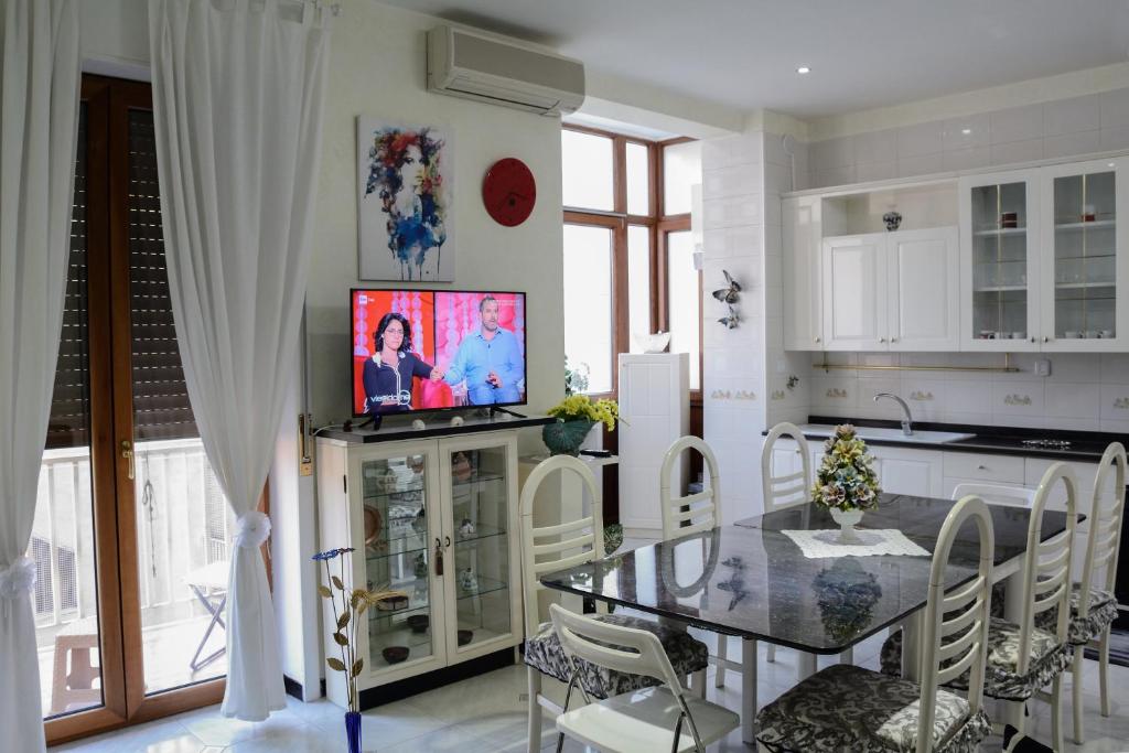 a kitchen and dining room with a table and chairs at Residenza Margherita - Centralissima in Salerno