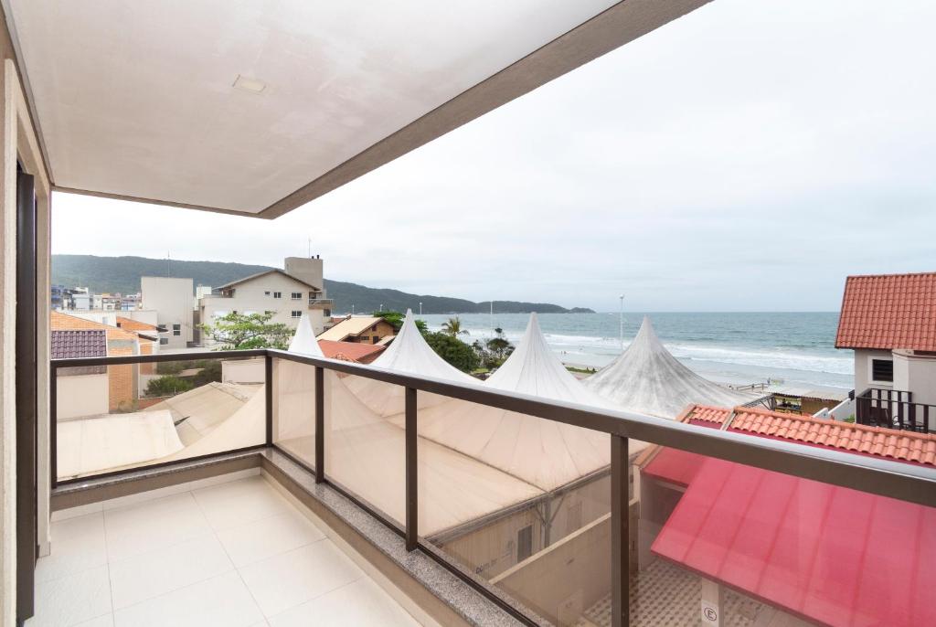 a balcony with a view of the ocean at Residencial SKS in Bombinhas
