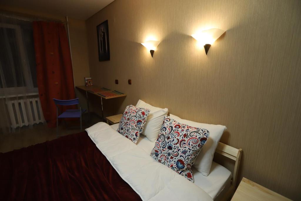 車里雅賓斯克的住宿－Apartment Ural Rossiyskaya 63，客房设有带枕头的白色沙发。