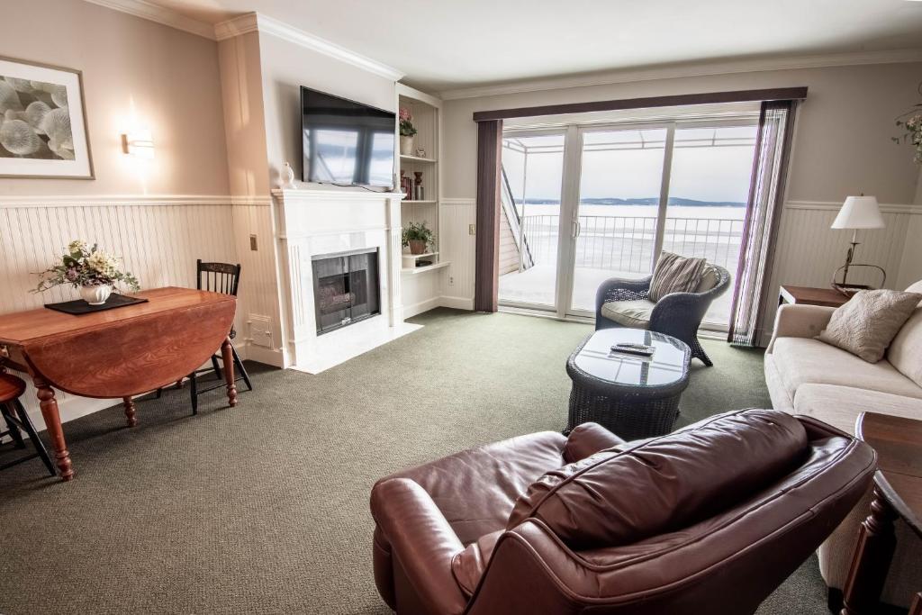 ein Wohnzimmer mit einem Sofa und einem Tisch in der Unterkunft 309 Water Street Inn in Boyne City