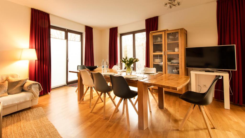 - une salle à manger avec une table et des chaises en bois dans l'établissement Quiet Nature Near Cologne 1, à Bergisch Gladbach