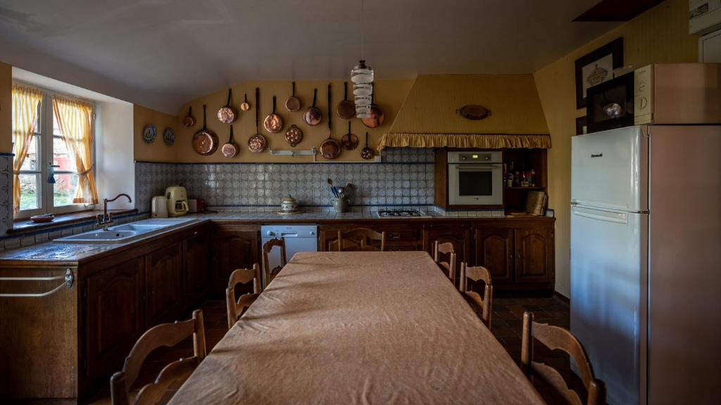 Kuchyň nebo kuchyňský kout v ubytování Manoir du Plessix Méen