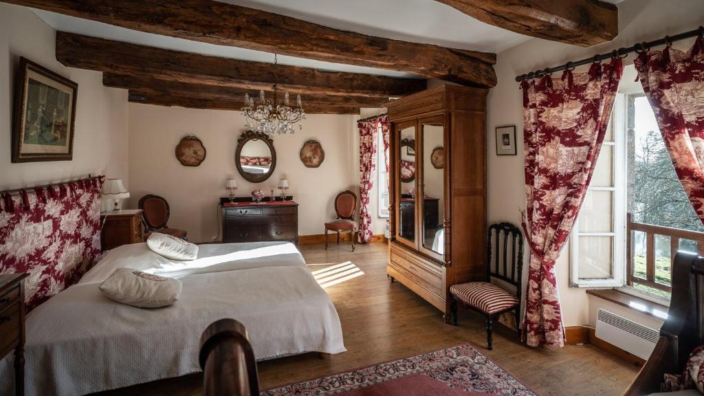 Postel nebo postele na pokoji v ubytování Manoir du Plessix Méen