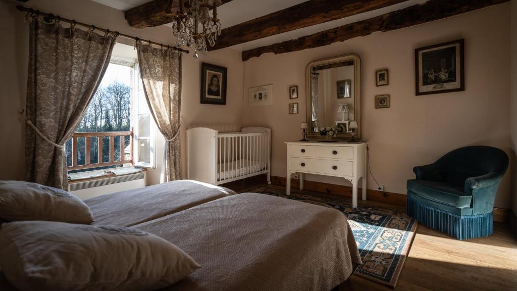 Postel nebo postele na pokoji v ubytování Manoir du Plessix Méen