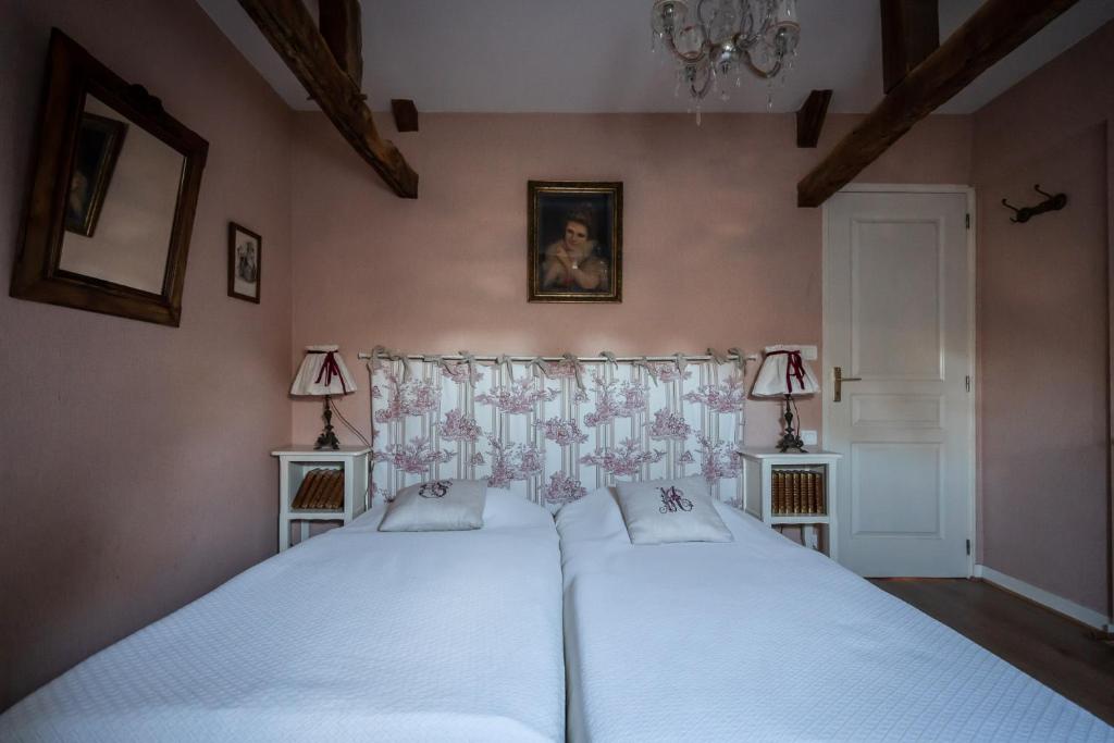 Postel nebo postele na pokoji v ubytování Manoir du Plessix Méen