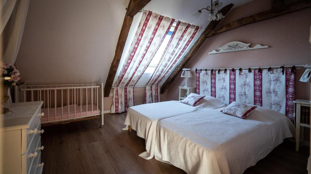 Postel nebo postele na pokoji v ubytování Manoir du Plessix Méen