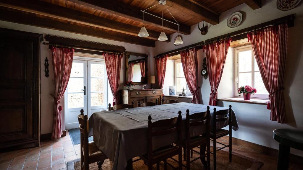 Postel nebo postele na pokoji v ubytování Manoir du Plessix Méen