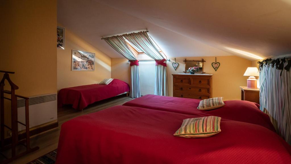 Postel nebo postele na pokoji v ubytování Manoir du Plessix Méen