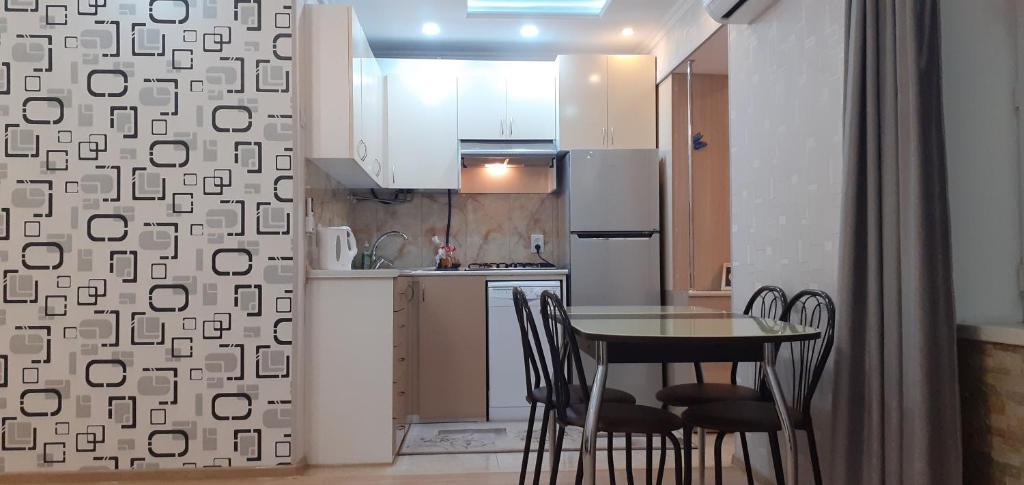 uma pequena cozinha com mesa e cadeiras em Apartment ANI em Vagharshapat