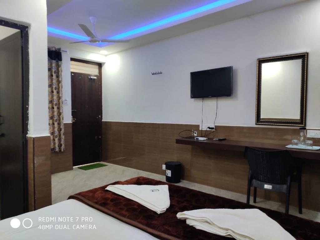 TV a/nebo společenská místnost v ubytování Hotel Sugam Karaikudi